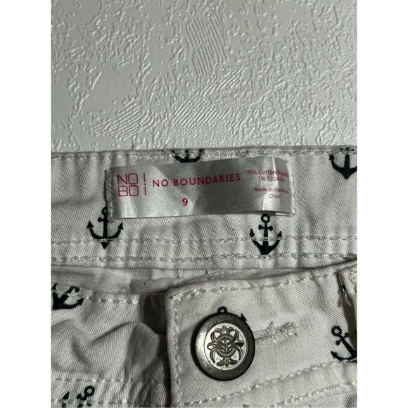 No Boundaries White Anchor Print Shorts | Size 9 - Picture 4 of 6